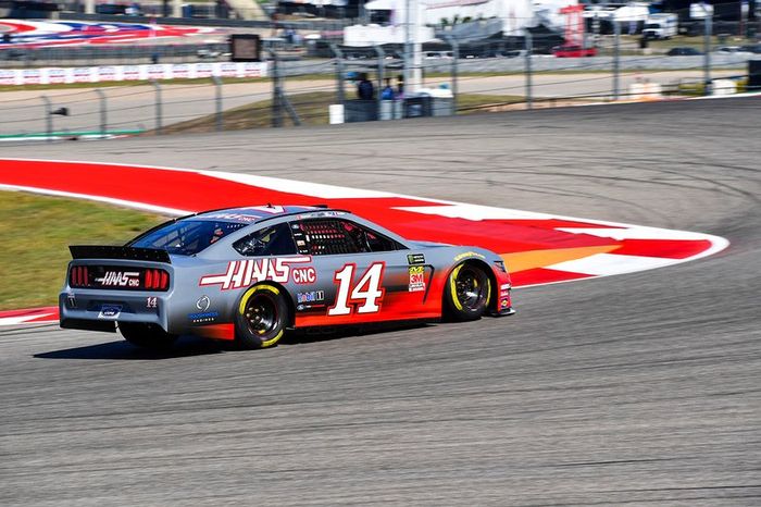 Romain Grosjean, Haas F1 Team, y Kevin Magnussen, Haas F1 Team, pilotan con Tony Stewart