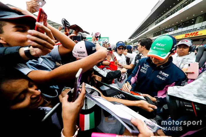 Sergio Pérez, Racing Point firma un autógrafo para un fan