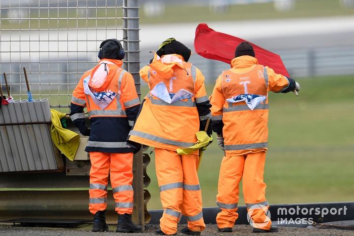 Oficiales con la bandera roja