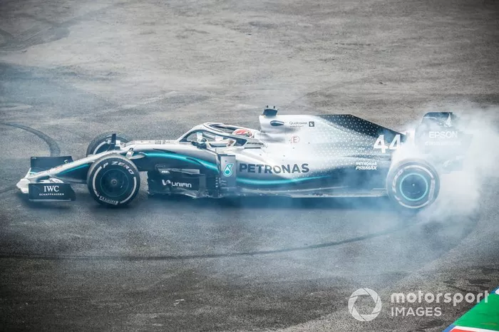 El ganador de la carrera Lewis Hamilton, Mercedes AMG F1 W10 realiza un donut