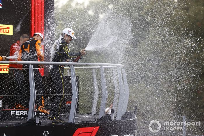 Lando Norris, McLaren F1 Team, 3ª posición, Charles Leclerc, Scuderia Ferrari, 1ª posición, spray Champagne en el podio