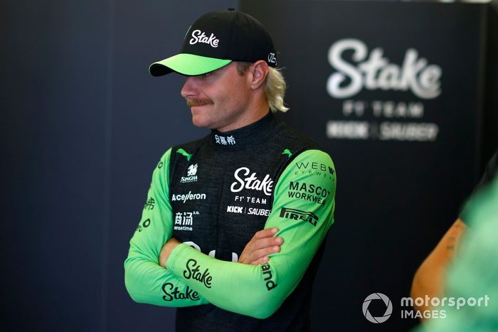 Valtteri Bottas, Stake F1 Team KICK Sauber, en el garaje 