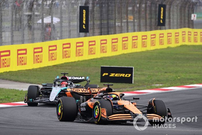 Oscar Piastri, McLaren MCL38, George Russell, Mercedes F1 W15