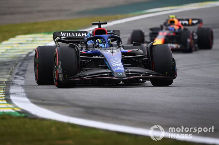 Alex Albon, Williams FW44, Sergio Pérez, Red Bull Racing RB18
