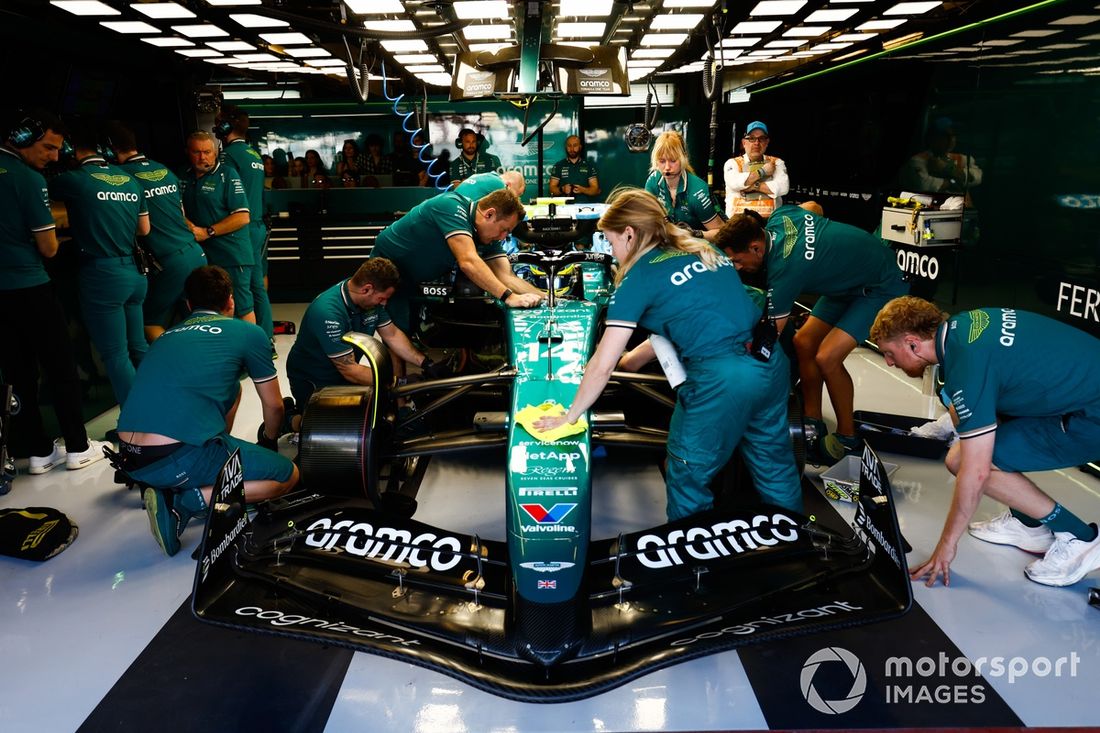 Mecánicos en el garaje con Fernando Alonso, Aston Martin AMR24
