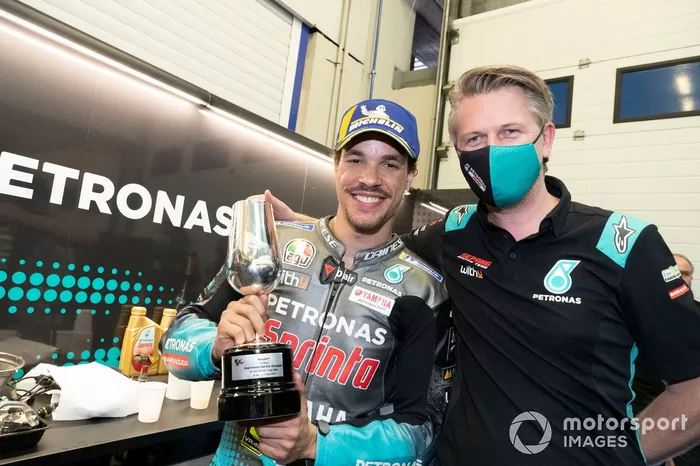 Tercer lugar Franco Morbidelli, Petronas Yamaha SRT, Johan Stigefelt celebra co el equipo