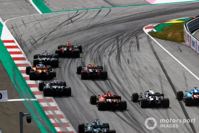 Arrancada Max Verstappen, Red Bull Racing RB16B, Lewis Hamilton, Mercedes W12, Lando Norris, McLaren MCL35M, Sergio Pérez, Red Bull Racing RB16B, Valtteri Bottas, Mercedes W12 y el resto del pelotón