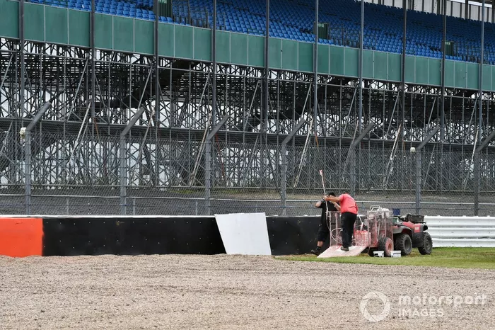 Una barrera de neumáticos es añadida después del accidente de Daniil Kvyat, AlphaTauri en el GP pasado