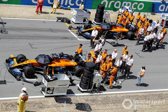 Los monoplazas de Carlos Sainz Jr., McLaren MCL35 y Lando Norris, McLaren MCL35 en la parrilla