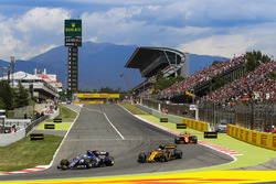 Маркус Эрикссон, Sauber C36, и Джолион Палмер, Renault Sport F1 RS17