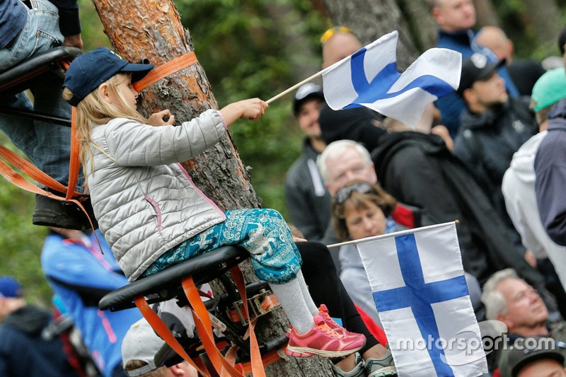 Joven aficionada en el Rally de Finlandia