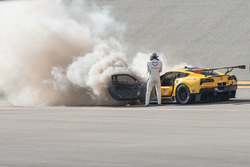 Марсель Фасслер з вогнегасником під час пожежі #4 Corvette Racing Chevrolet Corvette C7.R