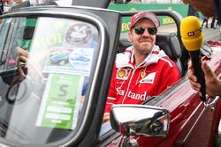 Sebastian Vettel, Ferrari con los medios de comunicación en el desfile de pilotos