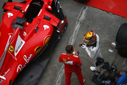 Ganador Lewis Hamilton, Mercedes AMG, felicita a Sebastian Vettel, Ferrari, en parc ferme