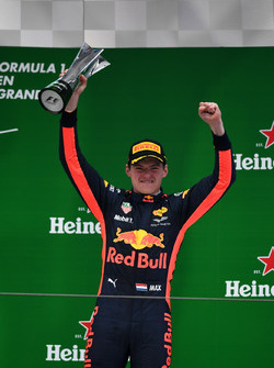 Max Verstappen, Red Bull Racing celebra en el podio con el trofeo