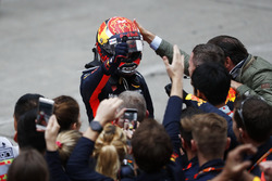 Макс Ферстаппен, Red Bull, святкує подіум у закритому парку із командою та батьком Йосом