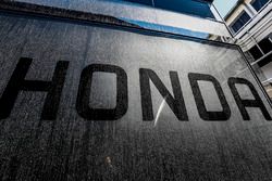 Insignia de Honda en los transportadores de McLaren