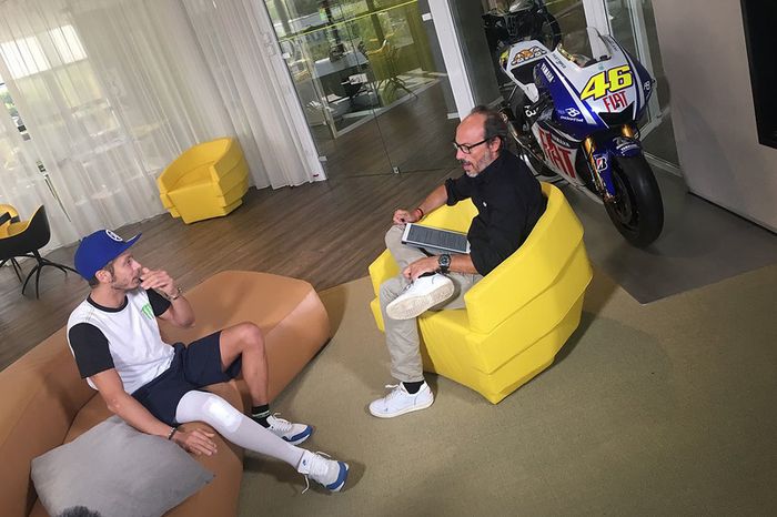Valentino Rossi es entrevistado por Guido Meda