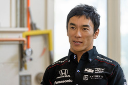 Takuma Sato mit seinem Konterfei für die Borg-Warner-Trophy