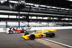 Johnny Rutherford, McLaren M16, és Mario Andretti, McLaren M24
