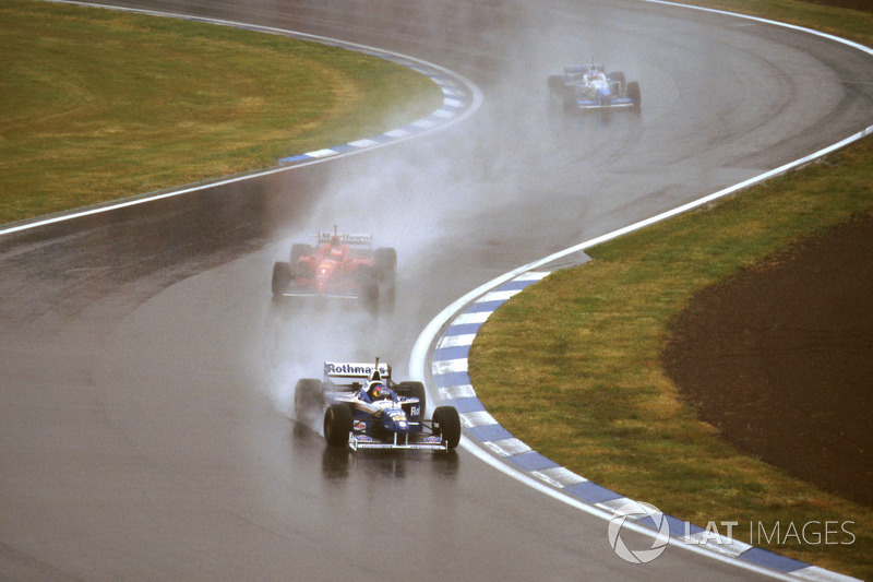 Jacques Villeneuve, Williams FW18 Renault met Michael Schumacher, Ferrari F310 en Jean Alesi, Benett