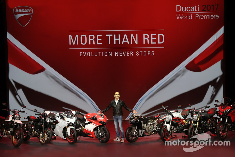 Ducati-Chef Claudio Domenicali mit seinen Bikes