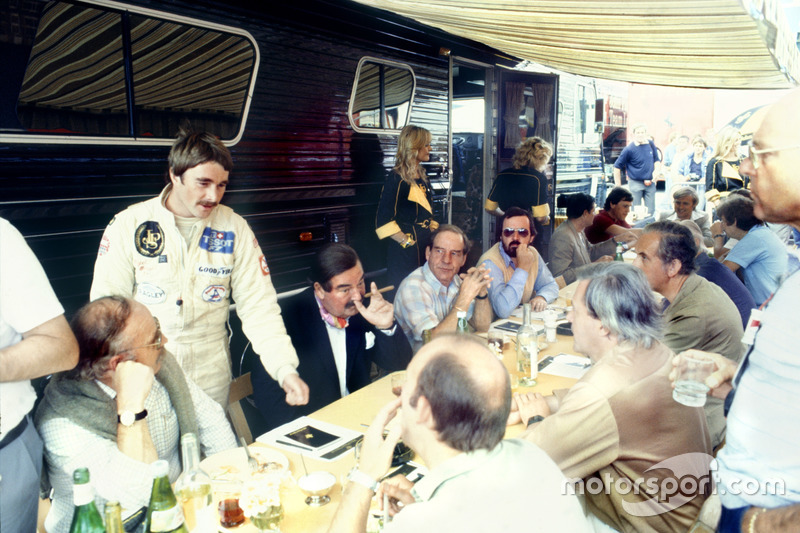 Nigel Mansell, Lotus 91-Ford, avec la presse britannique dont Nigel Roebuck, Murray Walker, John Blunsden, Maurice Hamilton et Innes Ireland