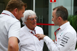 (Da sx a dx): Bernie Ecclestone, con Paddy Lowe, Mercedes AMG F1 Direttore (Tecnico) Esecutivo