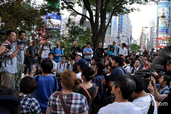 Funcionarios informan de la cancelación a los aficionados que se reunieron