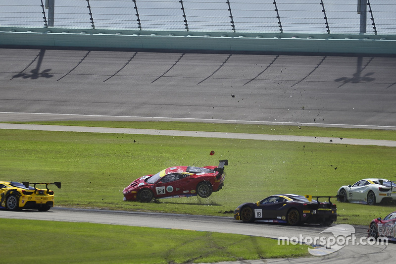 #124 Ferrari of Long Island Ferrari 488 Challenge: Jerome Jacalone, incidente