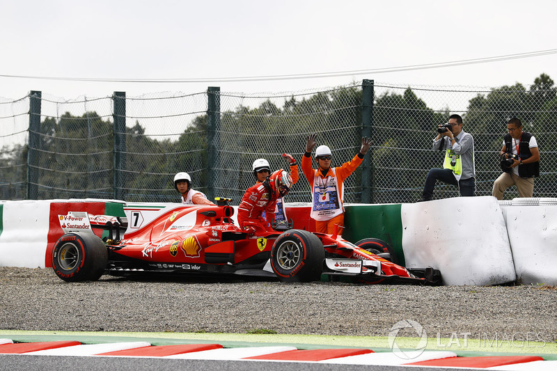 Kimi Raikkonen, Ferrari SF70H, sale del monoplaza tras su accidente