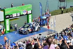 Podio: segundo lugar Sébastien Ogier, Julien Ingrassia, Volkswagen Polo WRC, Volkswagen Motorsport