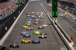 Start: James Hinchcliffe, Schmidt Peterson Motorsports Honda leads