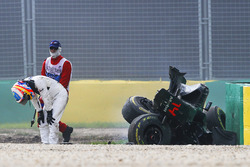 Fernando Alonso, McLaren MP4-31, steigt aus dem Auto nach dem Crash