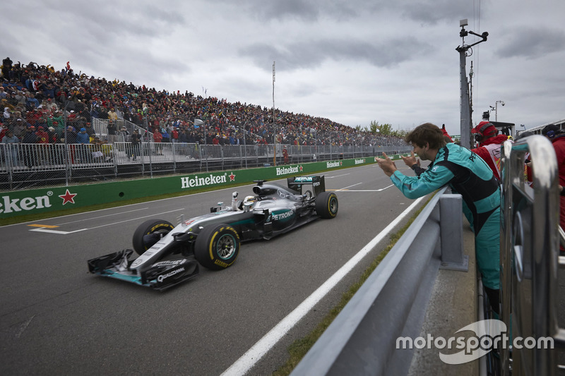 Ganador de la carrera Lewis Hamilton, Mercedes AMG F1 celebra al final de la carrera