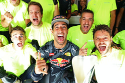 Daniel Ricciardo, Red Bull Racing celebrates finishing in second position with his team