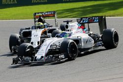 Felipe Massa, Williams FW38 and Sergio Perez, Sahara Force India F1 VJM09 battle for position