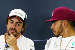 Fernando Alonso, McLaren avec Lewis Hamilton, Mercedes AMG F1 lors de la conférence de presse de la FIA