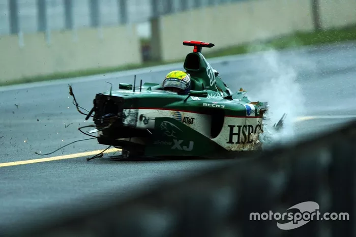 2003 - Duro accidente con Jaguar