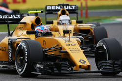 Jolyon Palmer, Renault Sport F1 Team RS16 devant son équipier Kevin Magnussen, Renault Sport F1 Team RS16
