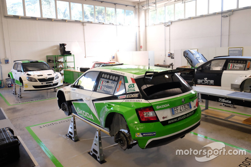 La Skoda Fabia R5 di Umberto Scandola e Guido d'Amore, sui cavalletti