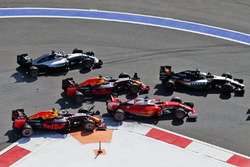 Daniil Kvyat, Red Bull Racing RB12 choca con Sebastian Vettel, Ferrari SF16-H en la arrancada