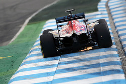 Daniil Kvyat, Scuderia Toro Rosso STR11 sacando chispas