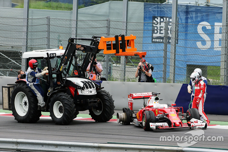 Sebastian Vettel, Ferrari SF16-H si ritira dalla gara per l'esplosione della gomma posteriore