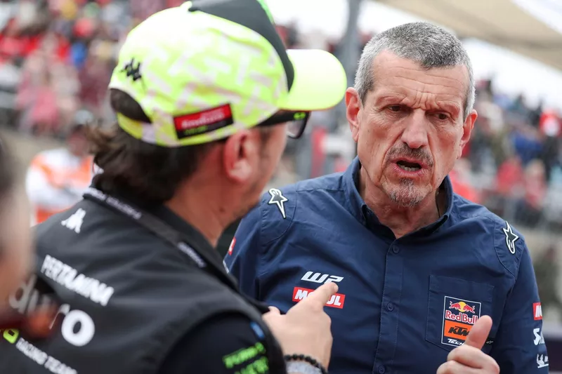 Alessio Salucci, teammanager van VR46, en Günther Steiner, teameigenaar van Tech3 KTM