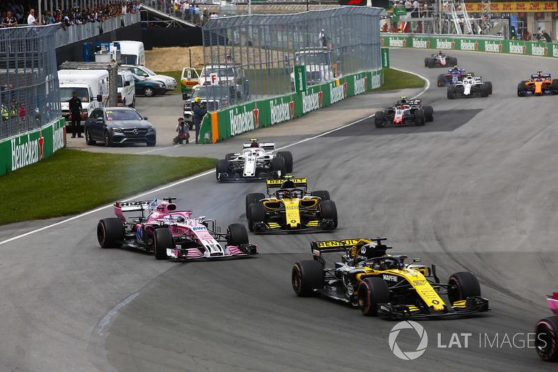 Sergio Perez, Force India VJM11, se va a la hierba tras tocarse con Carlos Sainz
