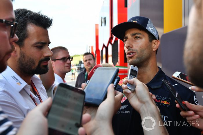 Daniel Ricciardo, Red Bull Racing, habla con los medios