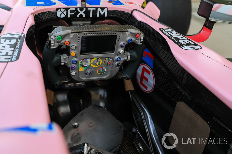 Sahara Force India VJM10: Cockpit mit Lenkrad