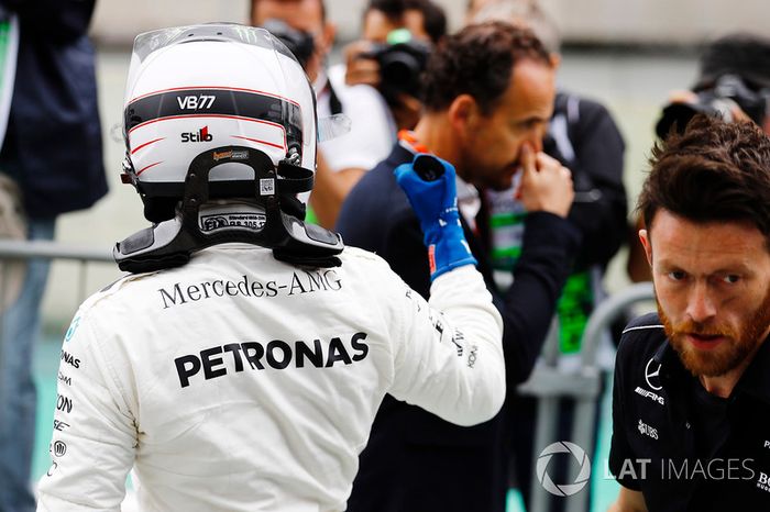 Ganador de la pole Valtteri Bottas, Mercedes AMG F1, celebra con su equipo