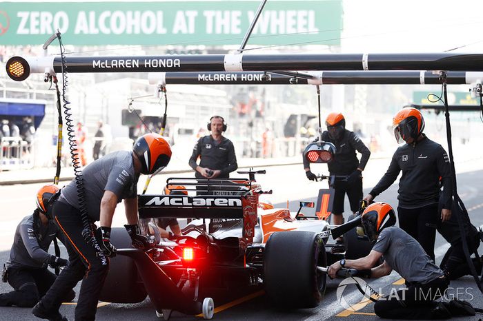 Fernando Alonso, McLaren MCL32,en pits